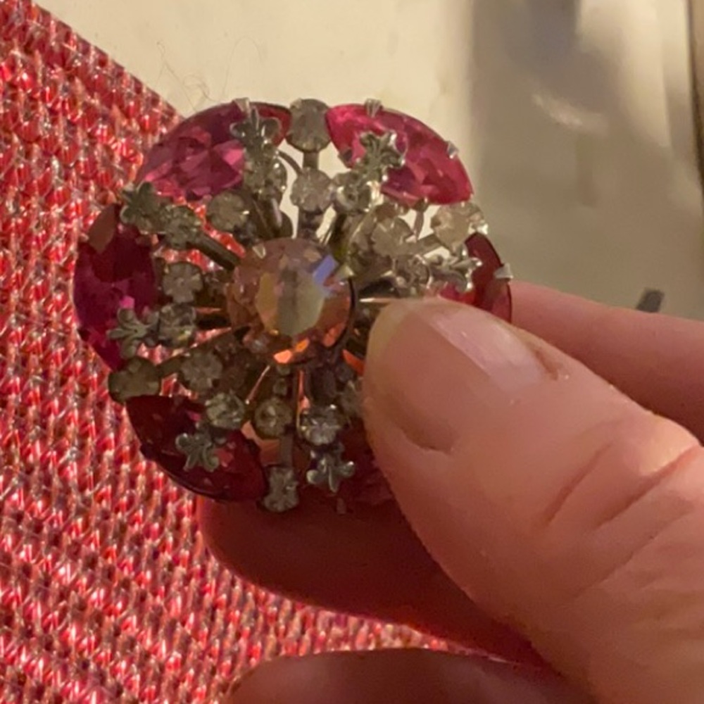 A pink brooch pin - Picture 2 of 4